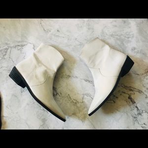Free people white textured ankle boots Sz 8